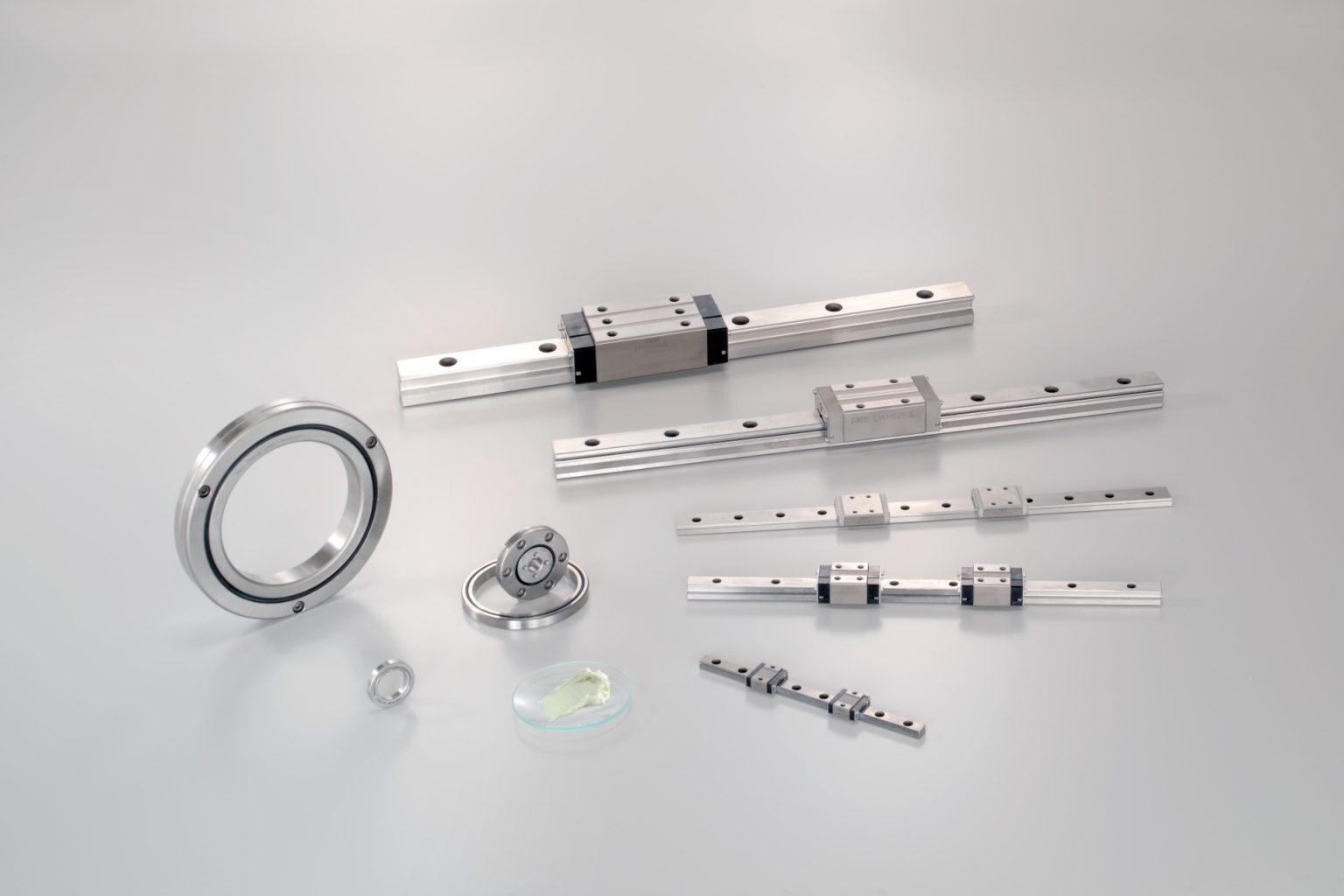 Achieve Long-Lasting Lubrication and Low Outgassing in Semiconductor Applications Without the Trade-Offs